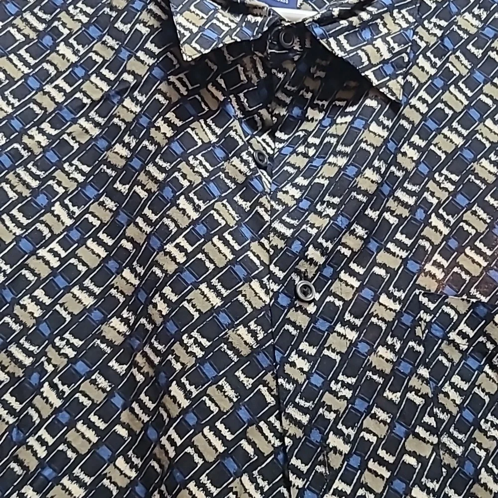Men's Short Sleeve Button Down Shirt - Picture 4 of 5